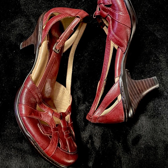 Söfft Since 1927 Burgundy Deep Red Kitten Heels, Woven Leather Detail, Size 8 - Picture 1 of 5